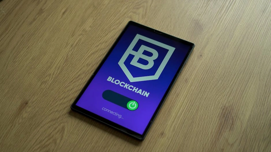 Finansal verileri gösteren bir tablet ekranı