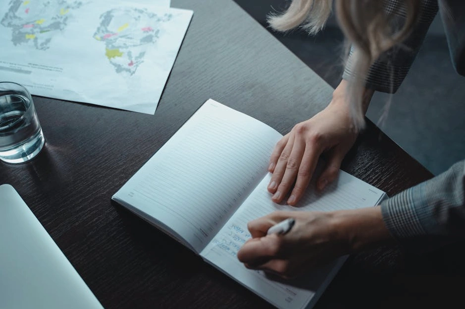 Masada bütçe planlaması yapan bir kişi